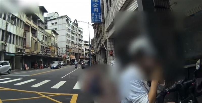 宜蘭礁溪中山路某知名包子店，女子排隊買不到包子，怒踹桌椅、踢飛鞋子。（圖／翻攝畫面）