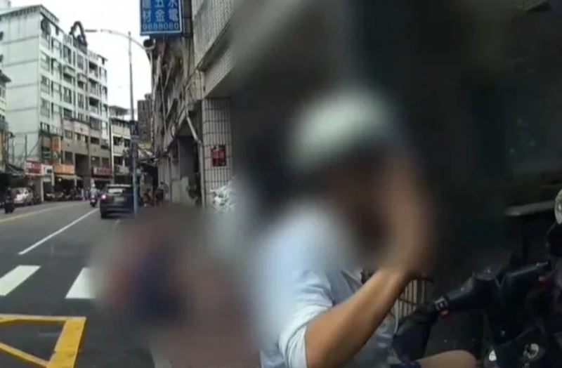 宜蘭礁溪中山路某知名包子店，女子排隊買不到包子，怒踹桌椅、踢飛鞋子。（圖／翻攝畫面）