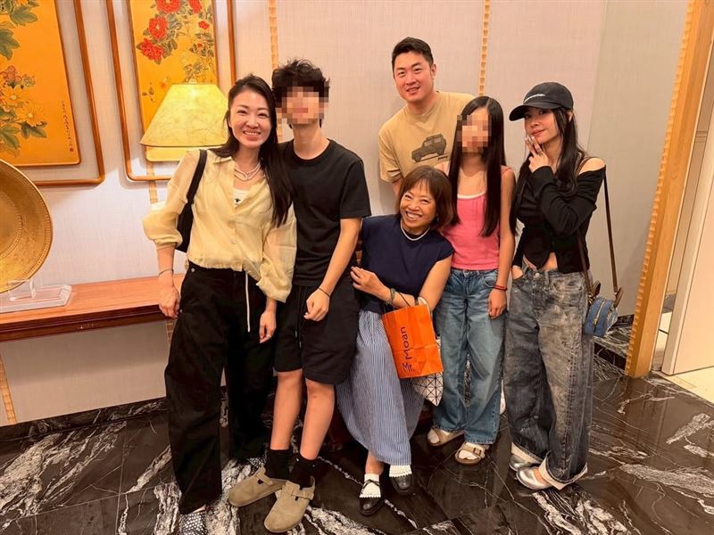 蔡依林和家人一起歡慶母親節。(圖/翻攝自IG @jerry.lin.52687)
