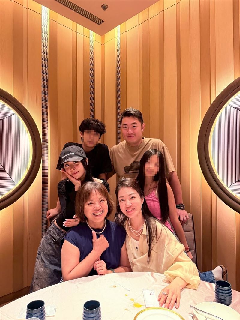 蔡依林和家人一起歡慶母親節。(圖/翻攝自IG @jerry.lin.52687)