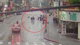 高男與外送員陳男扭打成一團，當街發生拉扯互毆。（圖／翻攝畫面）