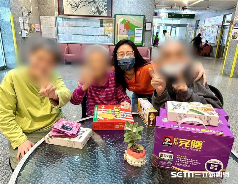 畫面中,學玫自然地融入小蓮一家的笑靨裡,這張合照捕捉到的不只是身影,更是深厚的情感連結,對小蓮一家而言,學玫早已不是外人,而是生命中不可或缺的成員。他們並肩而坐,眉宇間流露出的默契與自在,生動詮釋了「家」的定義:家不僅限於血脈,更在於彼此相伴的溫度。 這份跨越身分的緊密關係,在燦爛的快門瞬間定格,成為歲月裡最珍貴的收藏,記錄下這段如家人般真摯且純粹的幸福時光。(圖/基金會授權提供)