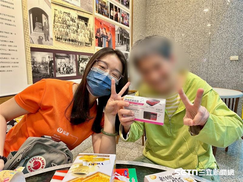 小蓮拿到錄音機非常地開心和興奮,臉上滿是藏不住的喜悅,不斷地向社工李學玫道謝。其實小蓮的年紀和學玫的母親一樣大,但相處起來,小蓮完全是把自己當成媽媽、姊姊般,這讓學玫更堅定自己要陪伴她走下去的心意,以及守護她的權利與尊嚴。(圖/基金會授權提供)