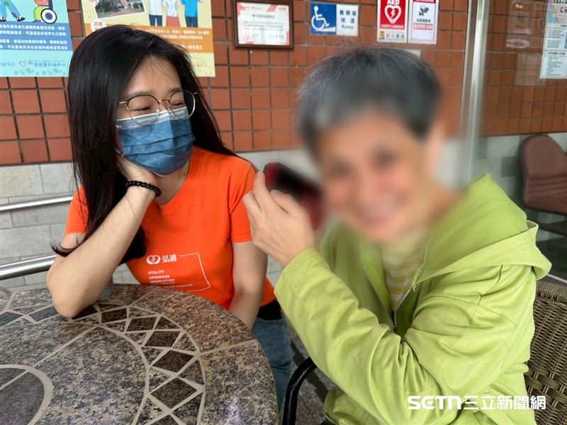 小蓮興奮地拆開錄音機的包裝,迫不及待地按下播放鍵,想聽看看播放出來的聲音。這一幕純真的喜悅,讓全程陪伴在側的社工李學玫深受觸動,眼神中滿是欣慰與感動,彷彿在想著:「真是可愛的大孩子!原來快樂和幸福可以這麼簡單。」(圖/基金會授權提供)