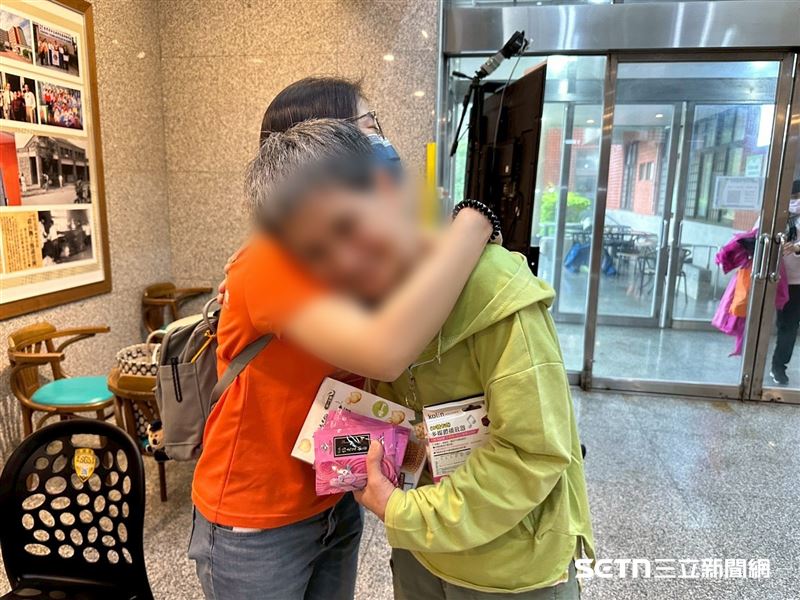 術後小蓮收到社工李學玫答應自己的錄音機禮物,非常開心,像個孩子般感動地當場給了學玫一個大大的擁抱,藉此表達內心的感謝。這一幕讓人非常動容,更可以感受到,即使沒有血緣關係,真誠的陪伴與無私的付出,依然能成為彼此生命中最溫暖的依靠。(圖/基金會授權提供)