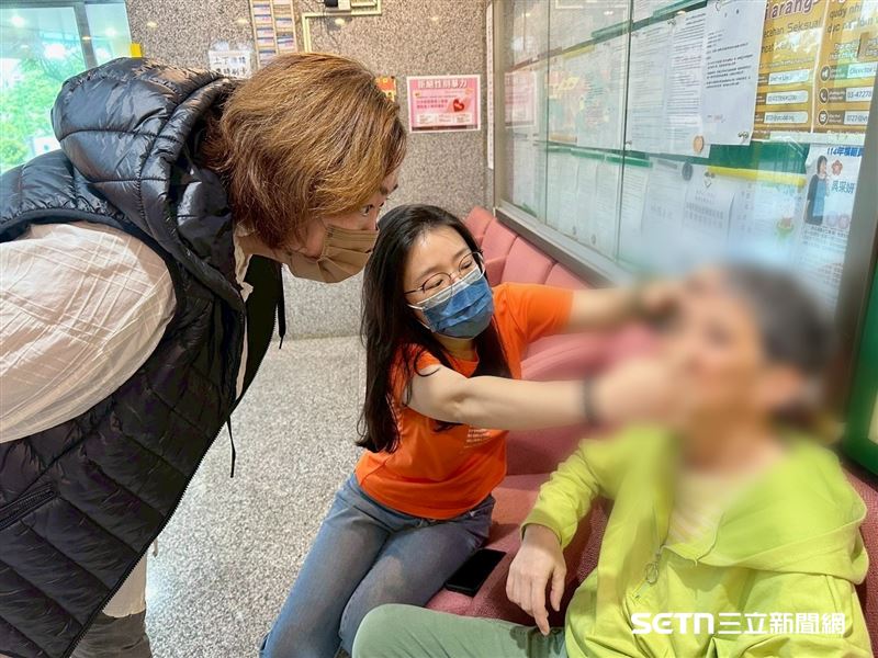 小蓮的雙眼長了翼狀胬肉,造成視線模糊及疼痛,若翼狀胬肉持續增長,恐有失明風險,因此醫師建議手術改善。知道要開刀、手術,小蓮心情非常焦慮,社工李學玫非常暖心,沒有強迫她馬上接受,而是循序漸進地安撫和溝通。(圖/基金會授權提供)