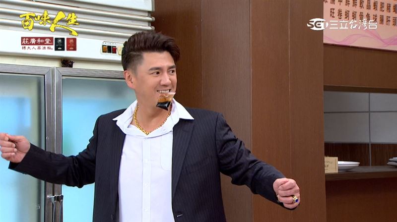 火炮自豪，江湖再亂白襯衫不能亂，自己有本事能夠萬事應變！（圖／截自影片）