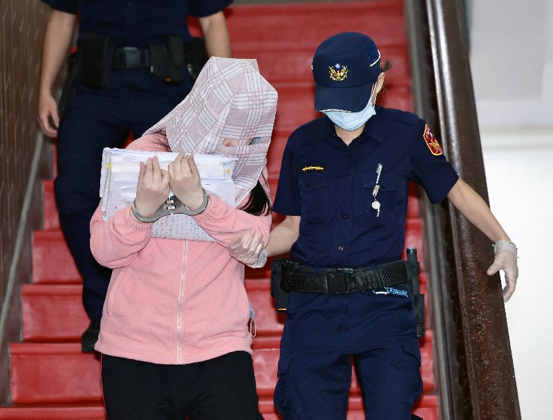 張淑晶被提解到高院出庭，戴頭套遮臉。（圖／中央社）