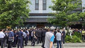 百名官警前往板橋新月會館參加陳芊雯的告別式。（圖／翻攝畫面）
