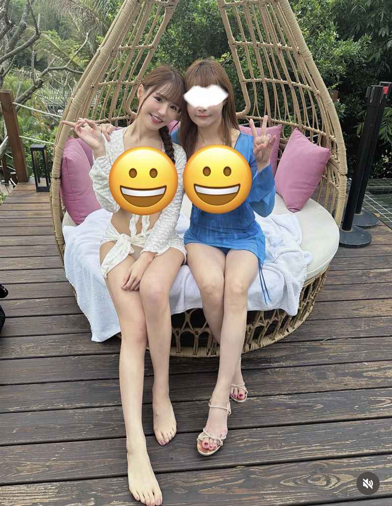 元元（左）曝光母親首次穿比基尼的模樣。（圖／翻攝自IG）