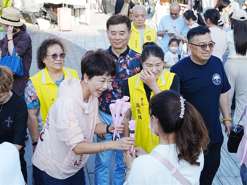 陳亭妃母親節送康乃馨　導覽《圓桌上的五月》展現台南辦桌文化