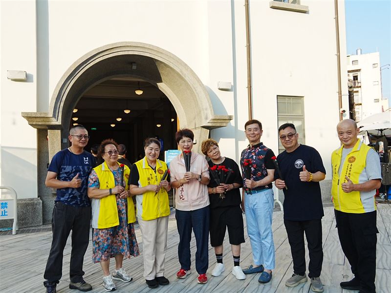 陳亭妃母親節送康乃馨　導覽《圓桌上的五月》展現台南辦桌文化
