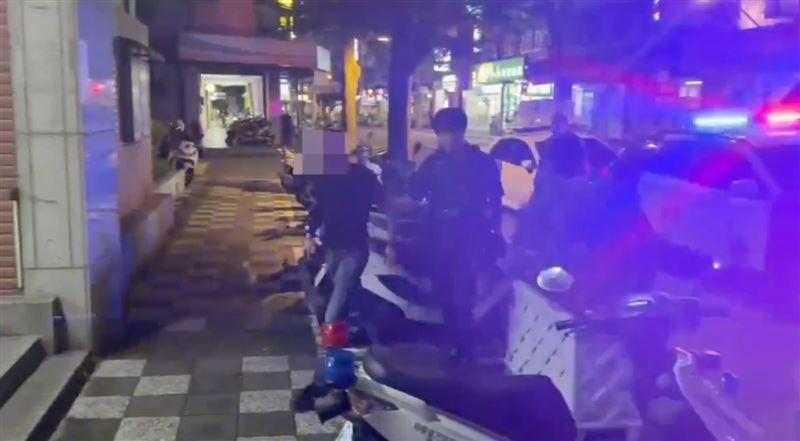 林男不滿被黃男「看了一眼」,竟當街毆打黃男,造成其手機及手錶毀損。(圖/翻攝畫面)