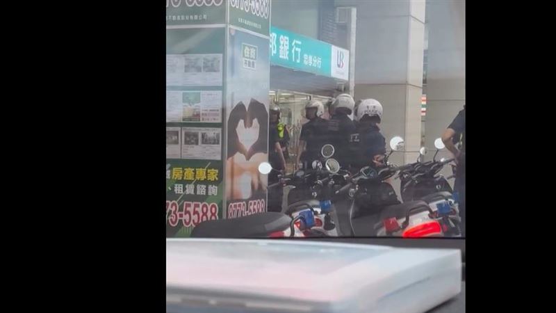 北市大安區忠孝東路四段，驚傳男子持刀追逐事件。（圖／翻攝Threads@l1xazzz）