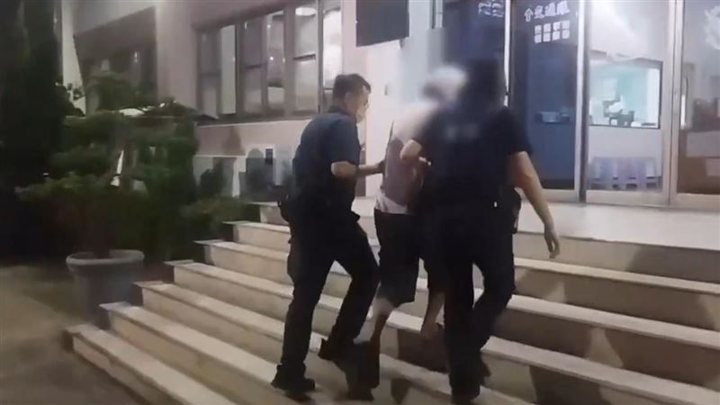 高雄市驚傳命案，一對兄弟疑因家產問題爆發口角，哥哥持菜刀揮砍，弟弟傷重不治。（圖／翻攝畫面）