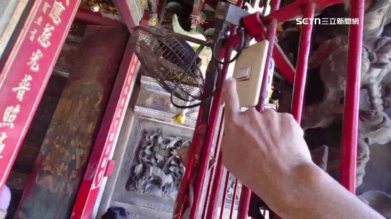 雲林北港朝天宮廟門口藏著一個電鈴，用來迎接神明進廟