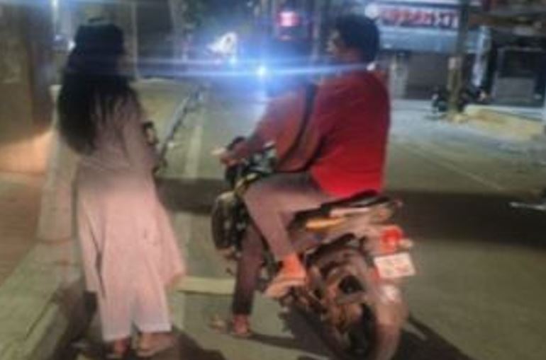 近日，印度女警扮素人3小時遭40男糾纏的影片，在各社群平台瘋傳，引起熱烈討論。（圖／翻攝自微博）