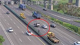 台中,事故,轎車,玻璃,國道,神岡,翻車,車禍。（圖／翻攝畫面）
