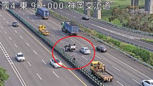 新／國道事故！轎車「四輪朝天」傷亡不明