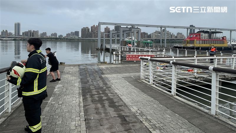 台北市大同區大稻埕碼頭今天（12日）清晨驚傳有人落水。（圖／翻攝畫面）