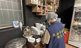 高雄某燒烤店驚見「辣粉醃製蟑螂」，衛生局前往稽查。（高雄市衛生局提供）