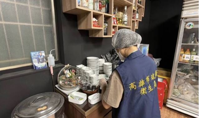 噁!高雄燒烤店辣粉罐驚見「蟑螂泡澡」