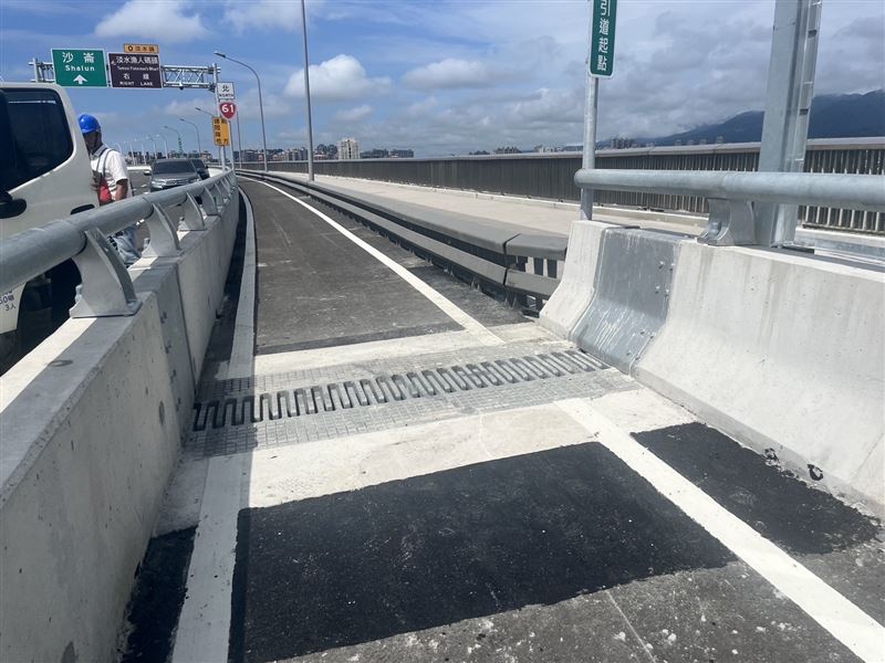 公路局曬出鐵證,淡江大橋完成收尾。(圖/公路局提供)