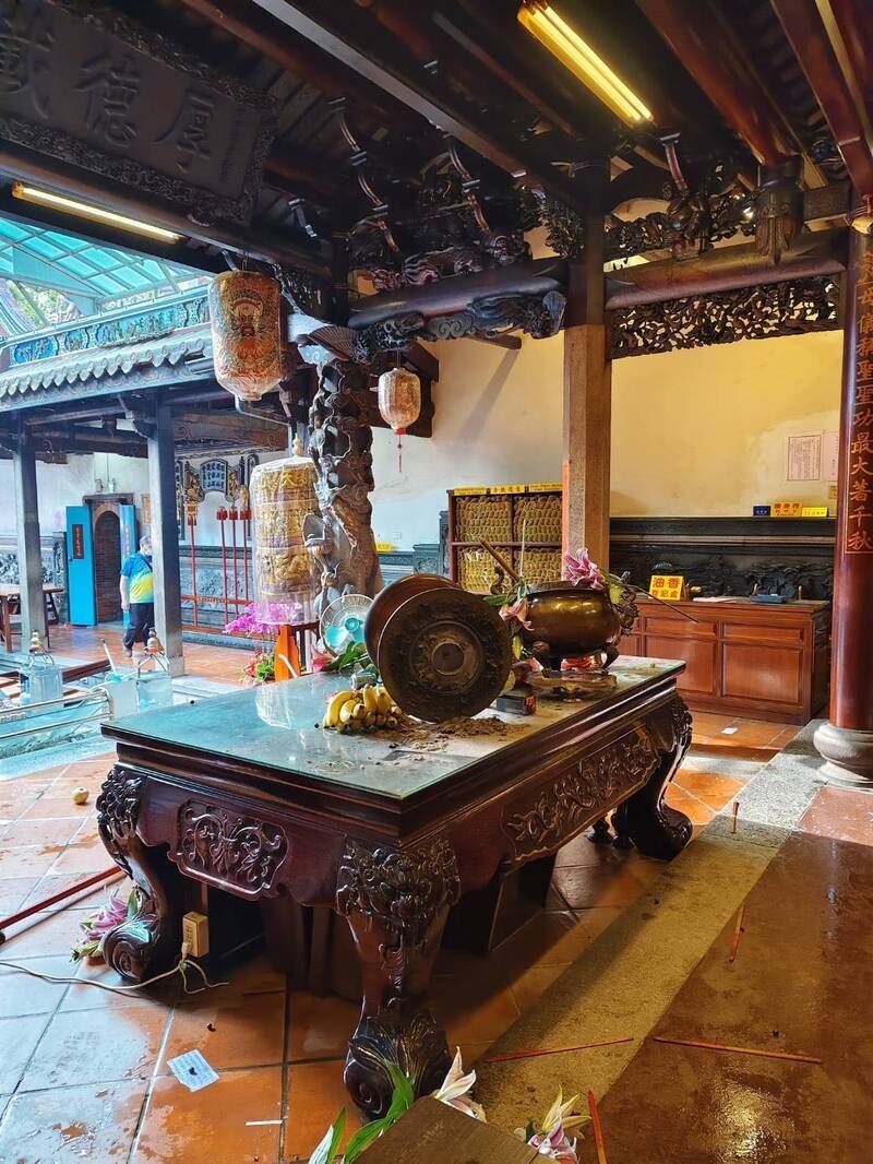 台中342年媽祖廟「萬和宮」遭人惡意破壞,殿內供品、香爐遭砸毀。(圖/議員何文海提供)