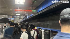 板南線一早緊急停駛，通勤族塞爆月台。（圖／民眾提供）