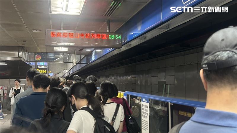 板南線緊急停駛!乘客塞爆月台 北捷回應