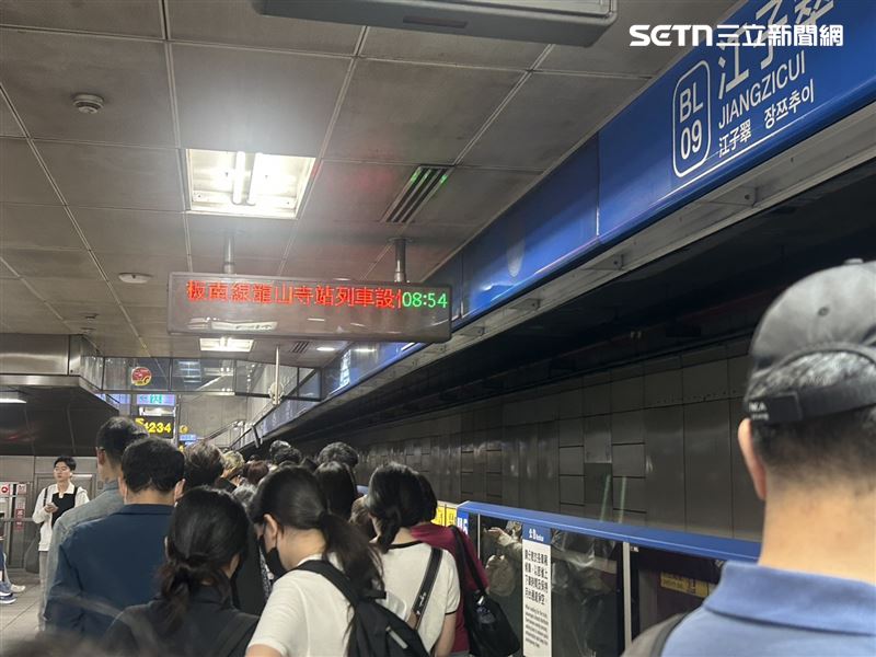 板南線一早緊急停駛,通勤族塞爆月台。(圖/民眾提供)