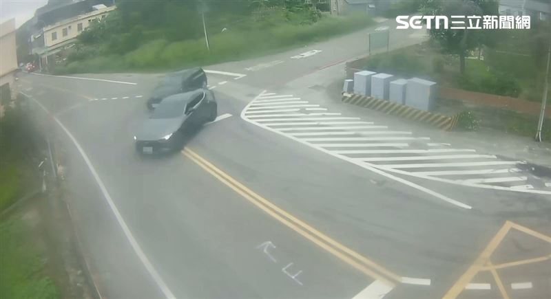 苗栗市發生酒駕墜田車禍，20歲男子開車衝進南瓜田受困。（圖／翻攝畫面）