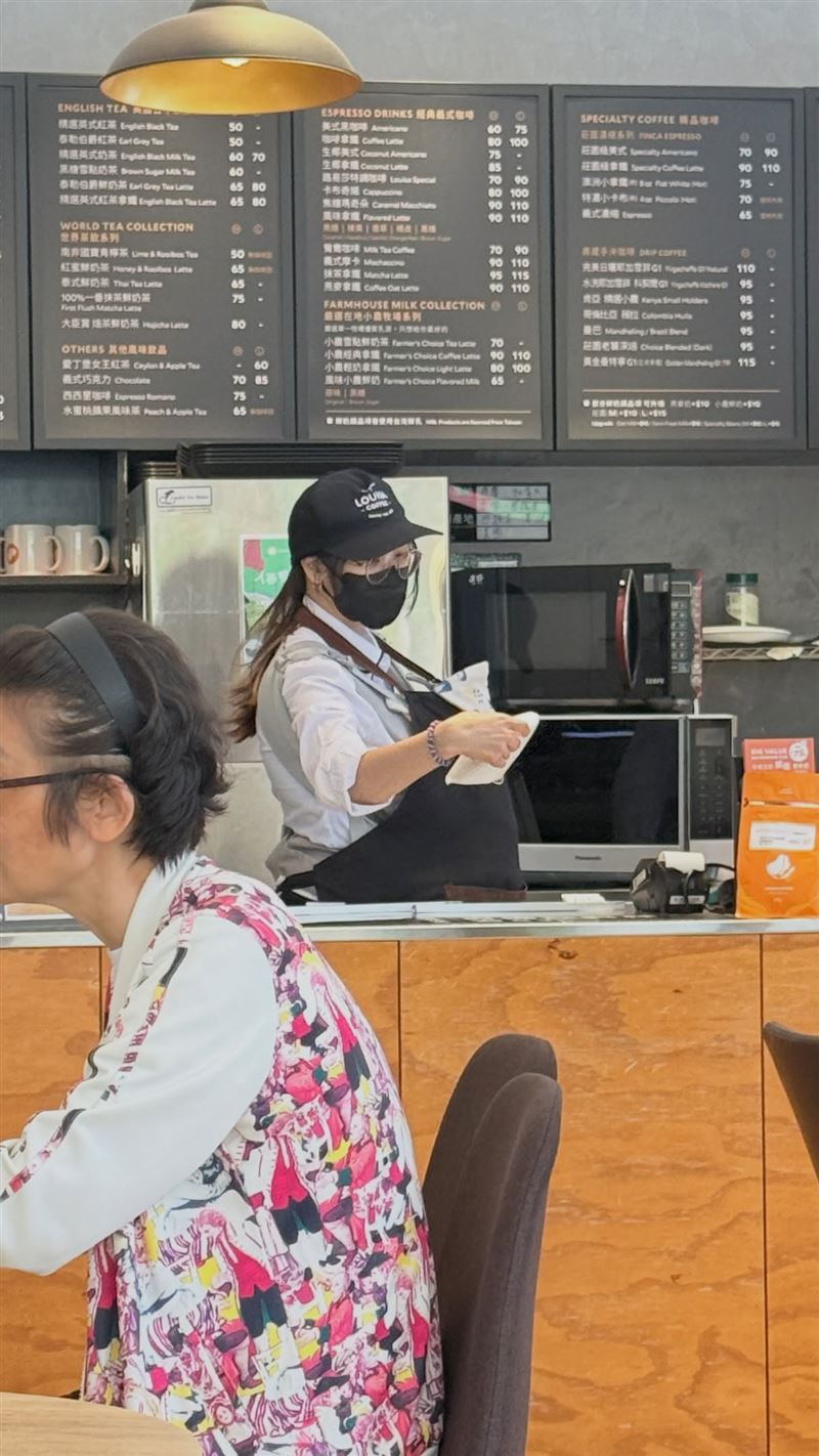 路易莎媽媽店員揹著孩子上班，照片曝光感動25萬人。（圖／Threads網友misa_0703授權提供，未經同意請勿轉載）