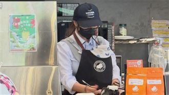 店員揹嬰上班感動25萬人！路易莎暖曝內情