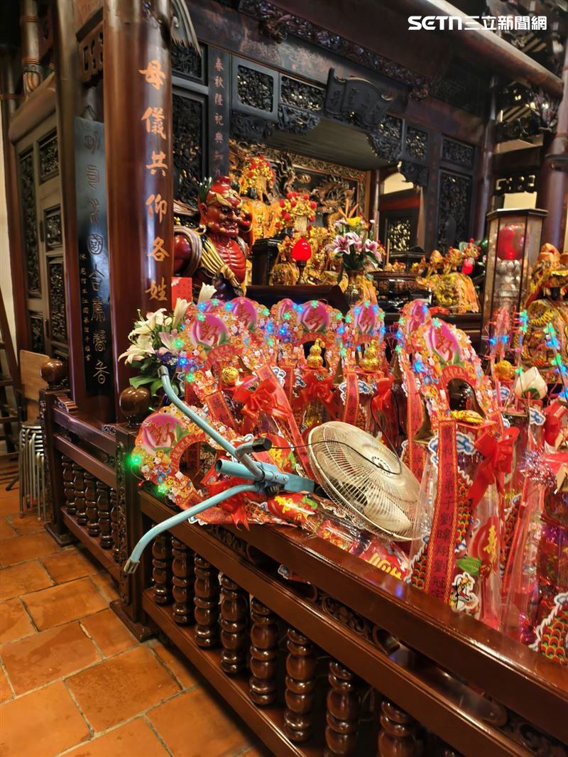 台中342年媽祖廟「萬和宮」遭人惡意破壞,4尊神像摔落在地。(圖/翻攝畫面)