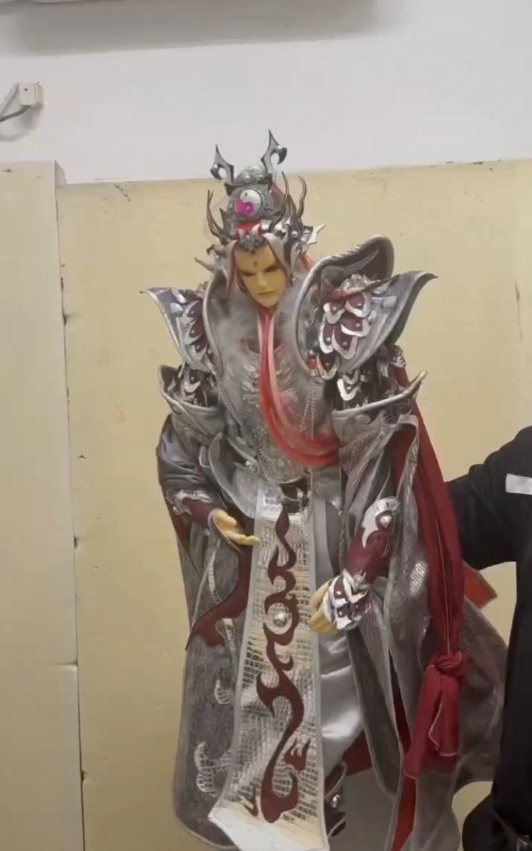 「青陽子」以及「神鋒滅龍刀」乍看之下相當逼真,帶回國後才發現是仿冒品。(圖/翻攝畫面)