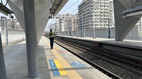 台中太原車站男子落軌遭撞擊身亡 部分列車延誤台中太原車站3日上午發生民眾不明原因落軌，遭162次普悠瑪列車撞擊當場死亡。台鐵公告，由於這起事故，包括162次車次及部分列車將有延誤。（民眾提供）中央社記者郝雪卿傳真  114年4月3日
