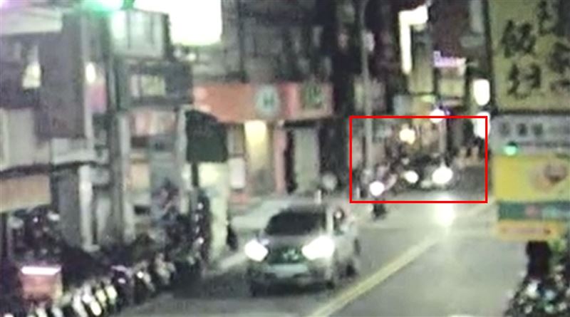 賓士車衝撞路旁機車瞬間。(圖/翻攝畫面)