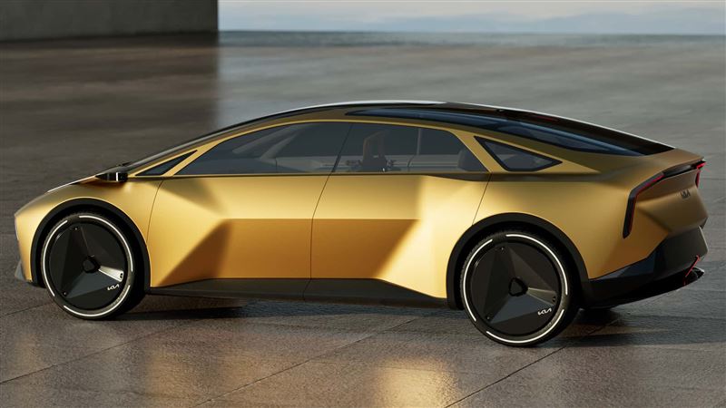Kia表示這款新車是替「遊戲玩家世代」打造的運動轎車。（圖／翻攝Kia網站）