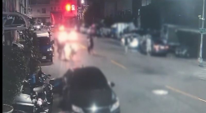監視器拍下衝突過程。（圖／翻攝畫面）