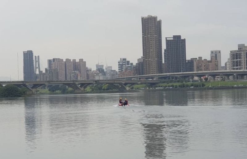 大稻埕碼頭12日清晨，一名9旬翁落水，一名20多歲男子跳水救人，卻失蹤。（圖／翻攝照片）