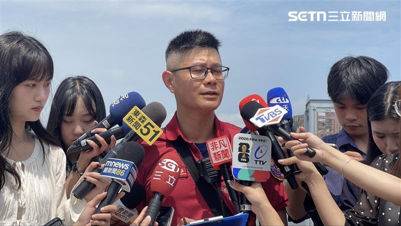 台北市消防局延平分隊小隊長張巍耀說明救溺情形。（圖／記者楊忠翰攝影）