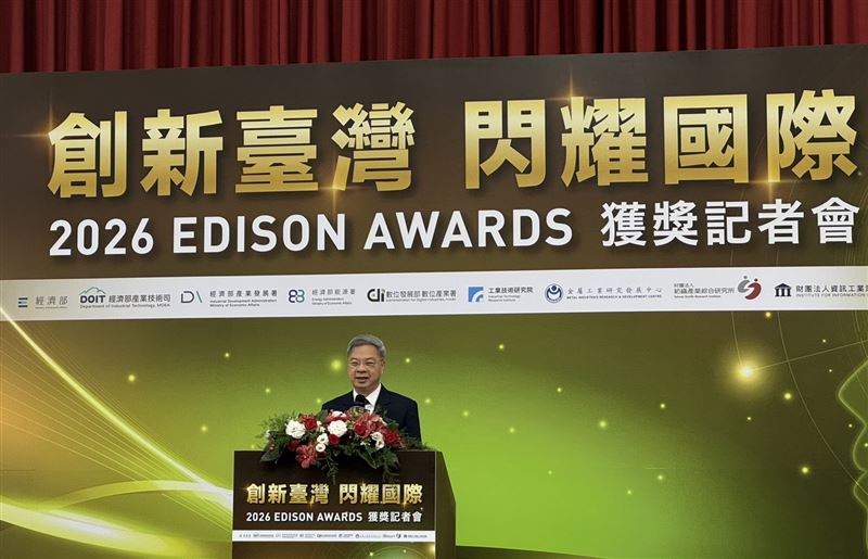 經濟部長龔明鑫出席致詞時指出，很高興看到台灣拿到這麼多座愛迪生獎，因為愛迪生的發明總是實用主義，可以一掃台灣擅長研發，而是研發還能落實運用，例如此次獲獎包括瀝青循環再利用，在美伊戰爭能源緊張的脈絡下，就能緩解難題。此外，複合再生韌帶的發明也很棒，雖然希望每個人身體健康，但是萬一有需要時，這個醫材就能派上用場。（圖／記者廖珪如攝影）