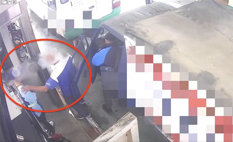 禿頭客運駕駛加完油,趁機對女員工不禮貌。(圖/翻攝自《竹北大小事》)