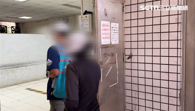 年邁體弱的母親,最終沒有走進冰冷的相驗室,而是由女兒與女婿代為確認身分。(圖/記者簡榮良攝影)