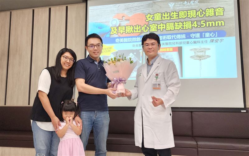 陳小妹妹的父母，致贈花束給兒科部兒童心臟科主任陳俊宇。（圖／奇美醫院提供）