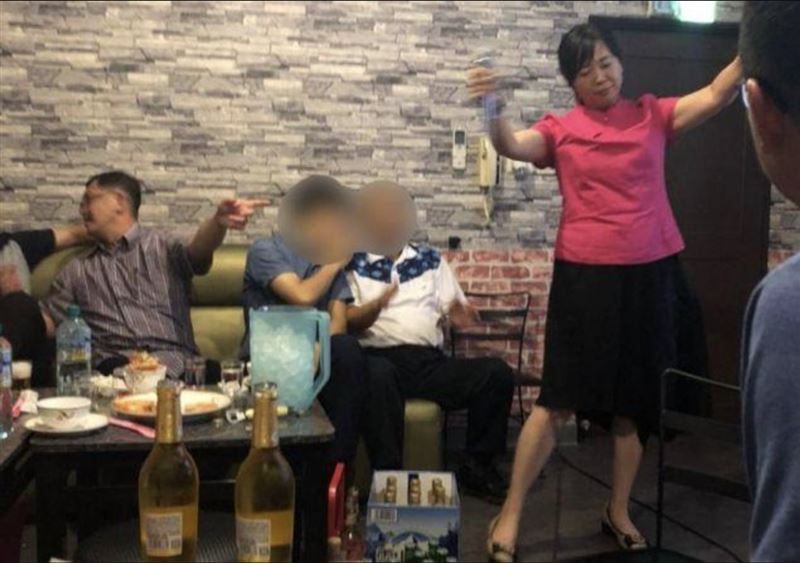 蔡晉財的母親黃美蘭曾與北港分局副分局長（左一）一同聚餐歡唱。（圖／翻攝自爆料公社）