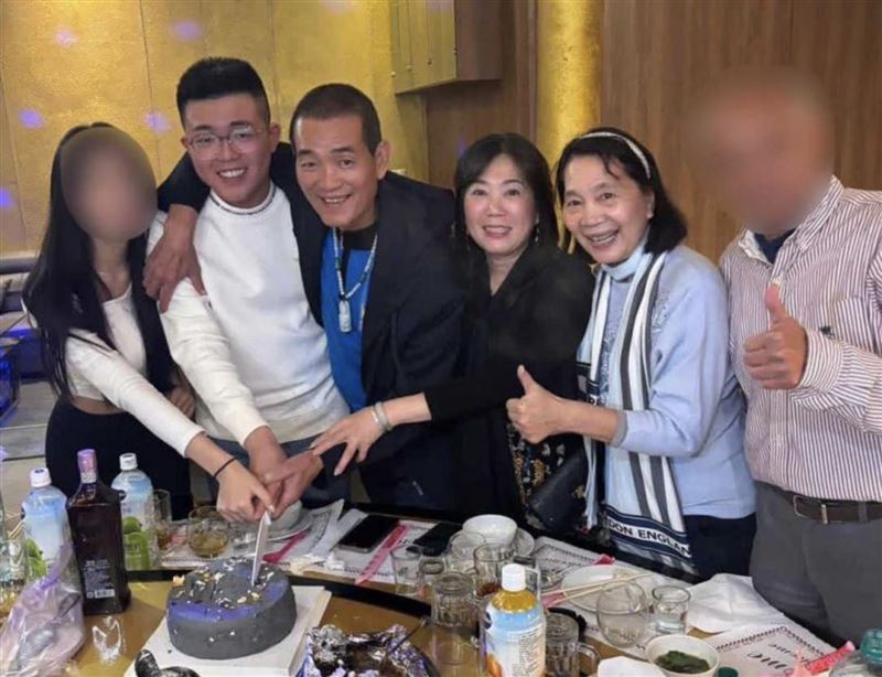 蔡晉財（左二）與擔任雲林副議長的父親蔡咏鍀及其他家族成員合影。（圖／翻攝自蔡晉財臉書）