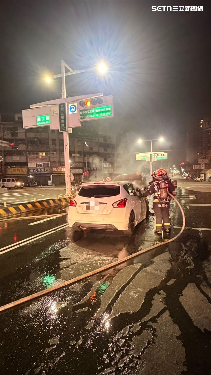 消防隊到場灌救，幸好駕駛及時下車逃生，無人員傷亡。（圖／翻攝畫面）