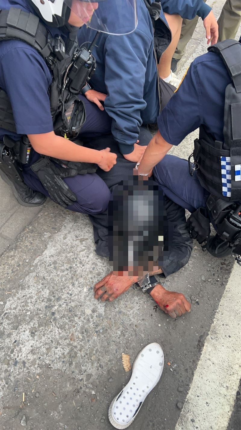 警方一路追捕到仁武區,隨即將何男包抄並壓制逮捕。(圖/翻攝畫面)